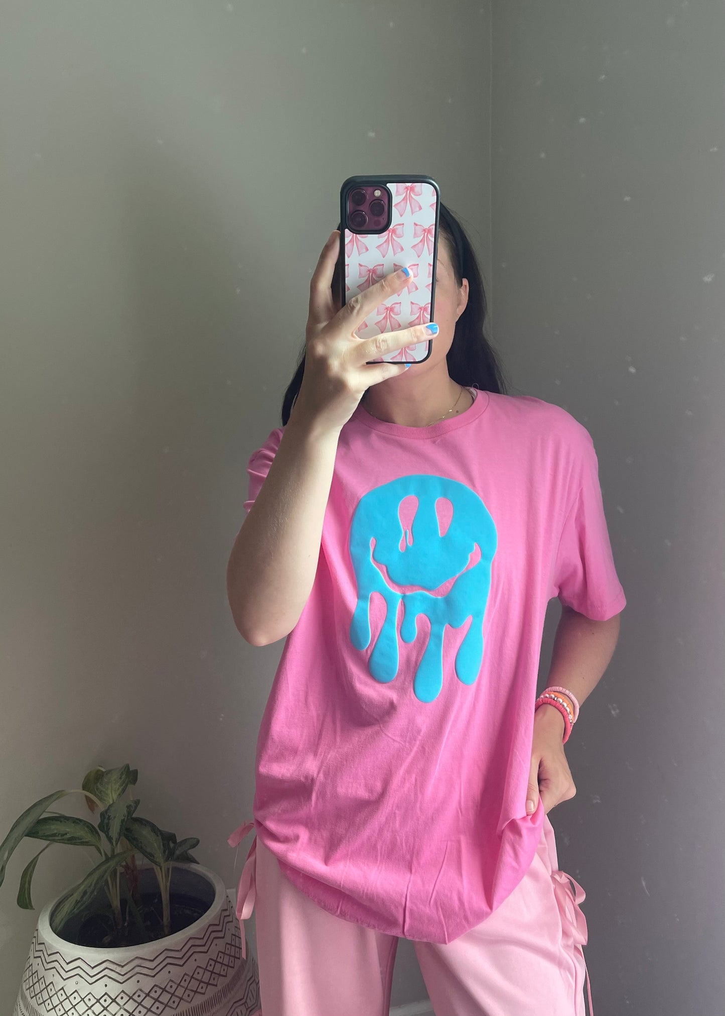 bubblegum drippy smiley t-shirt.